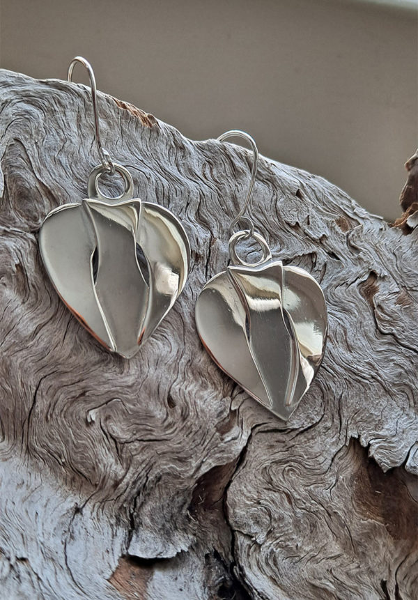 Enkelikoru hopeaa Siipien suojassa korvakorut